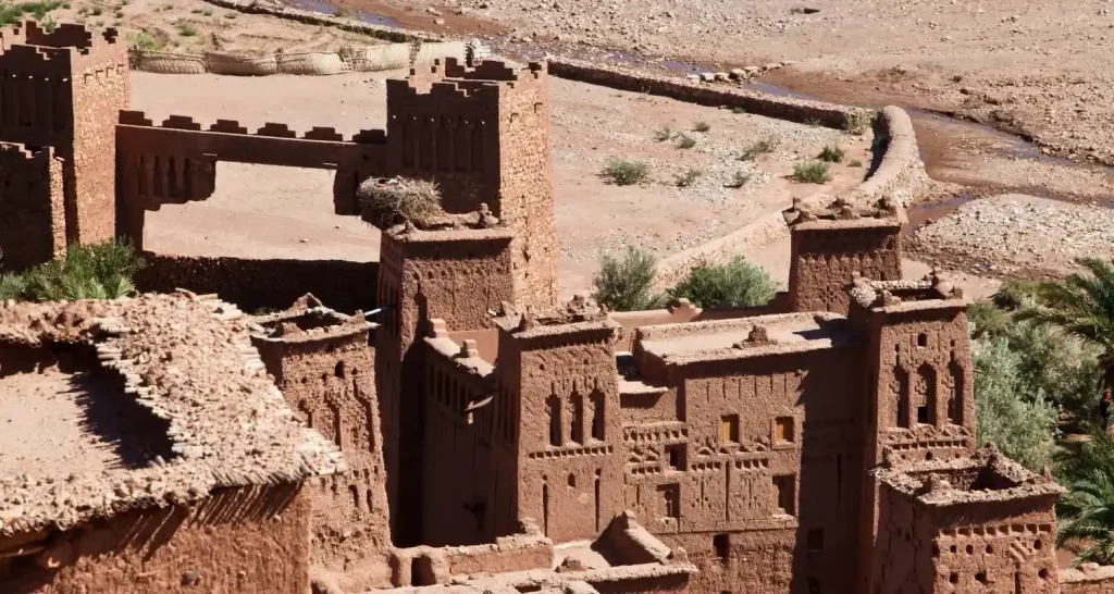 Nahaufnahme von Kasbahs und Ecktürmen aus Lehm mit Details der Stampflehmkonstruktion in Aït Benhaddou