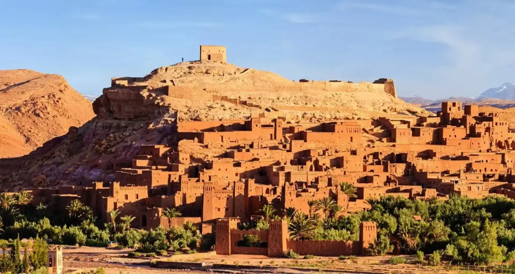 Das befestigte Dorf Aït Benhaddou mit seinen aneinander gereihten Lehmhäusern, die in der Morgendämmerung zum Getreidespeicher auf dem Hügel hinaufsteigen