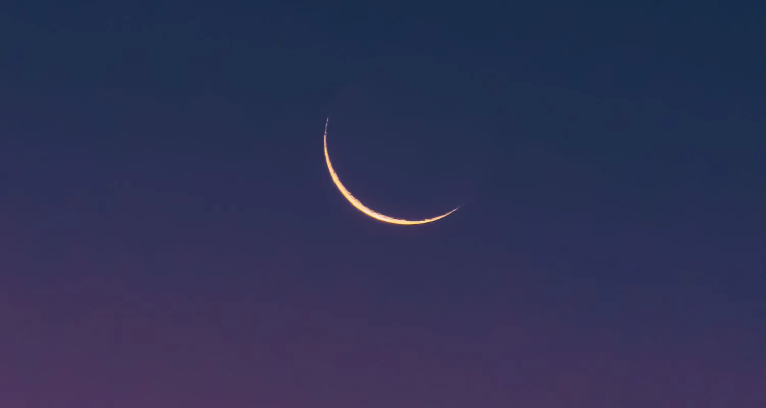 Thin crescent moon at dusk, the sighting that confirms the Mawlid 2026 date